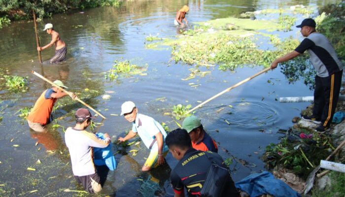 Antisipasi Banjir, Kapolres Sumenep Ajak Masyarakat Bersihkan Sungai Marengan