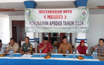 Kades Pangarengan Mochammad Aksan pakai baju hem batik mirah ketika memberikan sambutan dalam kegiatan Musdes APBDes tahun 2024 di balai Desa Pangarengan, Pada Selasa (01/10/24).