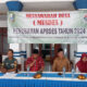 Kades Pangarengan Mochammad Aksan pakai baju hem batik mirah ketika memberikan sambutan dalam kegiatan Musdes APBDes tahun 2024 di balai Desa Pangarengan, Pada Selasa (01/10/24).