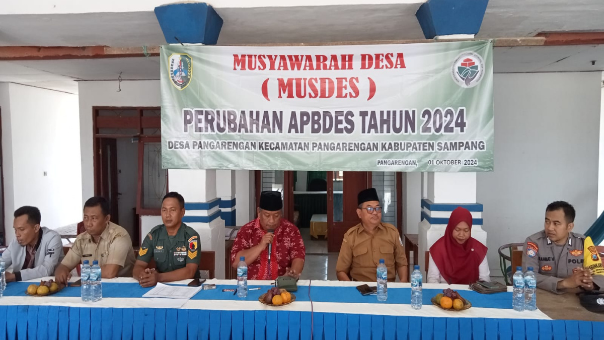 Kades Pangarengan Mochammad Aksan pakai baju hem batik mirah ketika memberikan sambutan dalam kegiatan Musdes APBDes tahun 2024 di balai Desa Pangarengan, Pada Selasa (01/10/24).