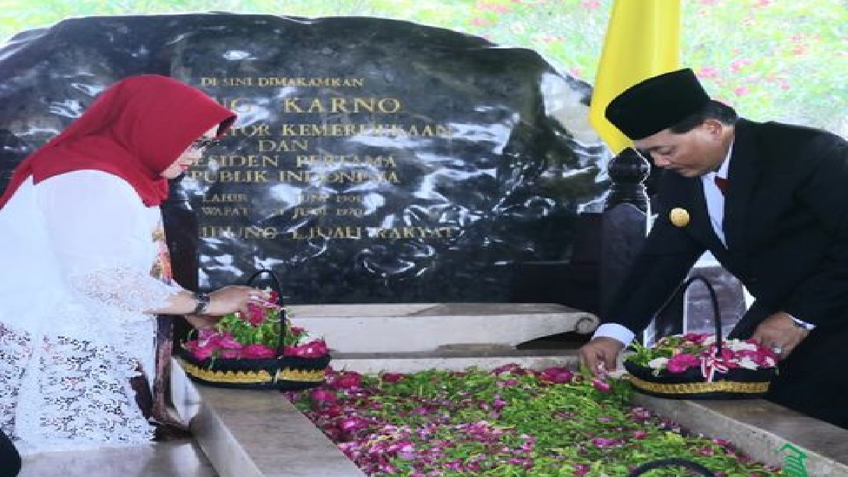 Pjs Bupati Blitar dan Forkopimda Tabur Bunga di Makam Proklamator