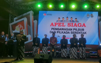 Ketua Bawaslu Kabupaten Sampang membacakan ikrar pengawasan pilkada 2024 didampingi anggota lainnya dan ketua Bawaslu Jatim ketika puncak apel pengawasan pilgub Jatim dan Pilkada Sampang 2024, di Alun-alun Trunojoyo kota Sampang.