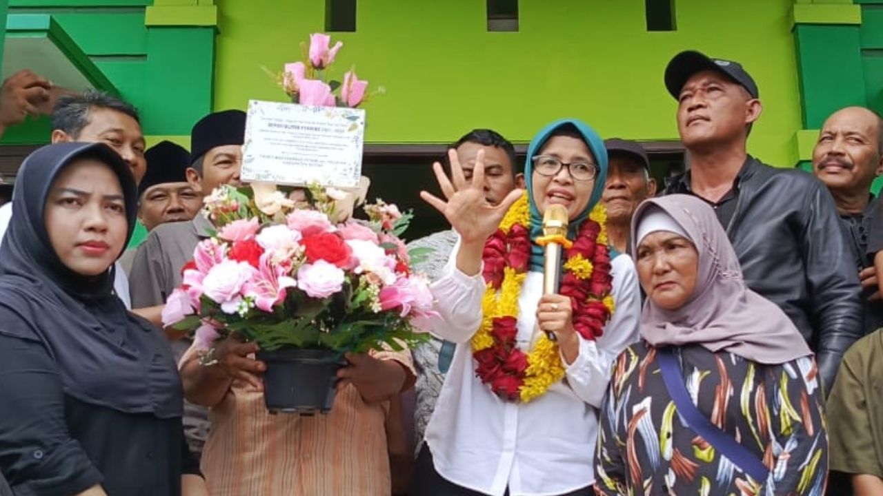 Bawa Bungga, Ratusan Masyarakat Ingin Mak Rini Jadi Bupati Blitar Lagi