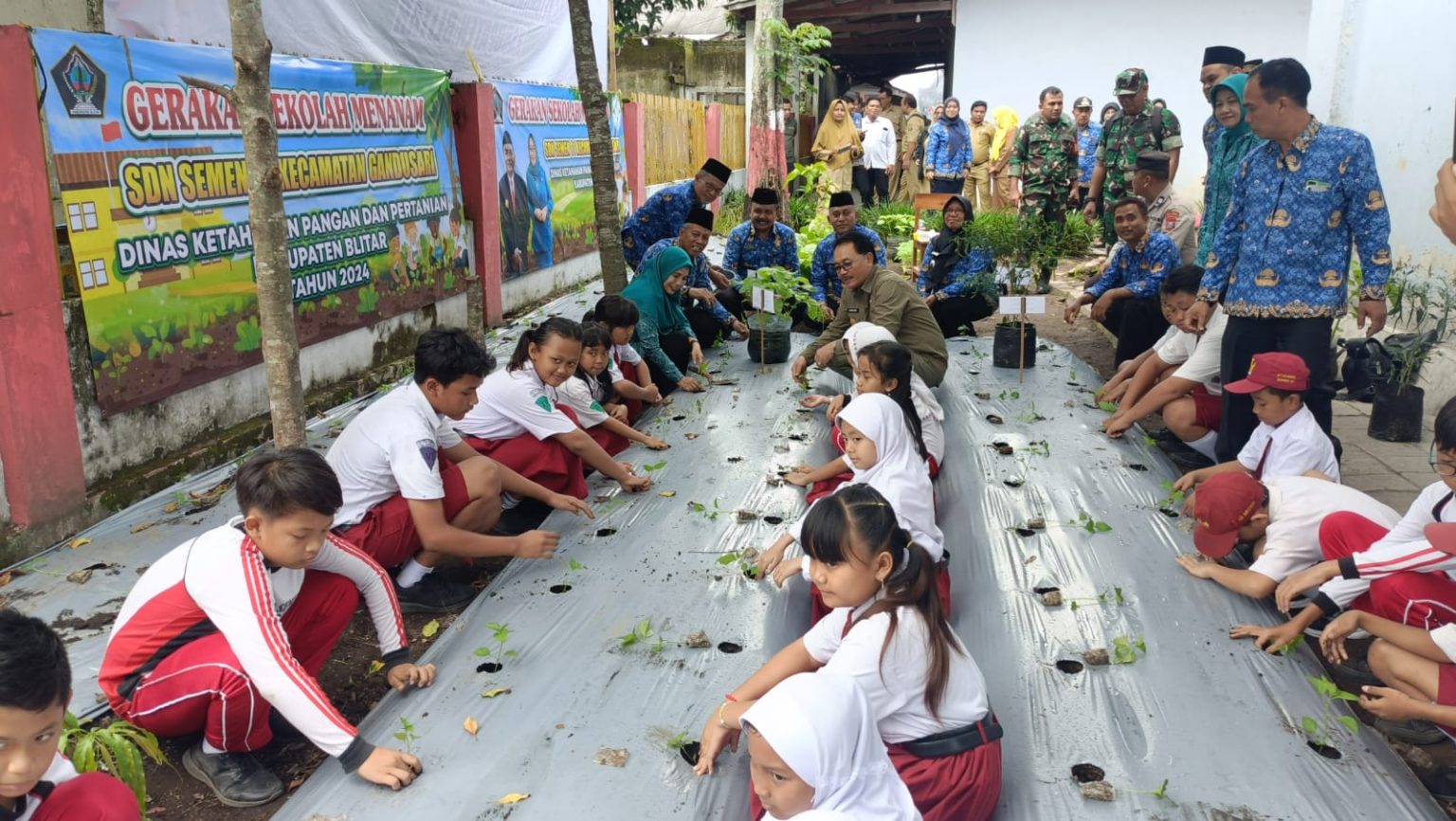 PJs Bupati Blitar Lakukan Gerakan Sekolah Menanam