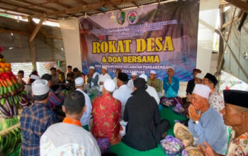 Sejumlah tokoh Kiyai dan warga Desa Pangarengan ikut berdoa' dalam kegiatan rokat Desa di samping sumur agung Desa Pangarengan, Sampang, Madura.