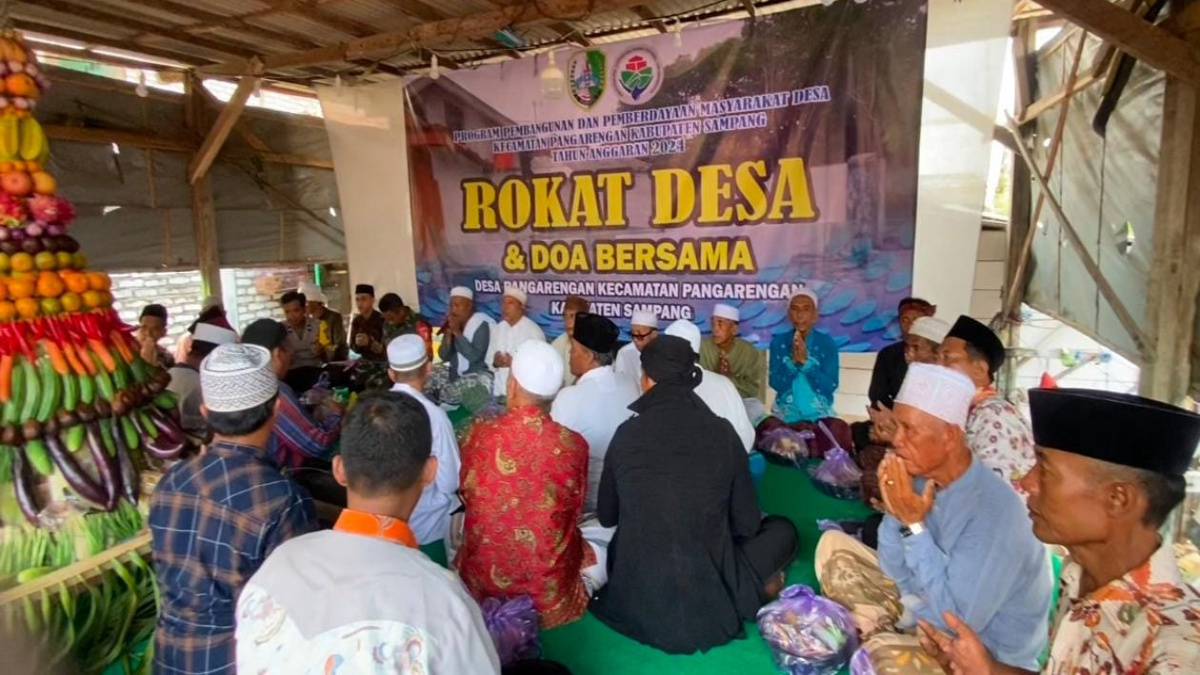 Sejumlah tokoh Kiyai dan warga Desa Pangarengan ikut berdoa' dalam kegiatan rokat Desa di samping sumur agung Desa Pangarengan, Sampang, Madura.