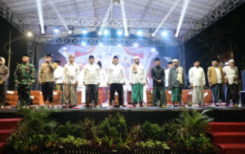 Pj Bupati Sampang berdiri berbaris dengan jajaran Forpimda dan sejumlah tokoh Ulama dalam kegiatan Sampang Bersholawat Pilkada damai di Alun-alun Trunojoyo Kota Sampang, pada Rabu malam (13/11/2024).