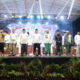 Pj Bupati Sampang berdiri berbaris dengan jajaran Forpimda dan sejumlah tokoh Ulama dalam kegiatan Sampang Bersholawat Pilkada damai di Alun-alun Trunojoyo Kota Sampang, pada Rabu malam (13/11/2024).