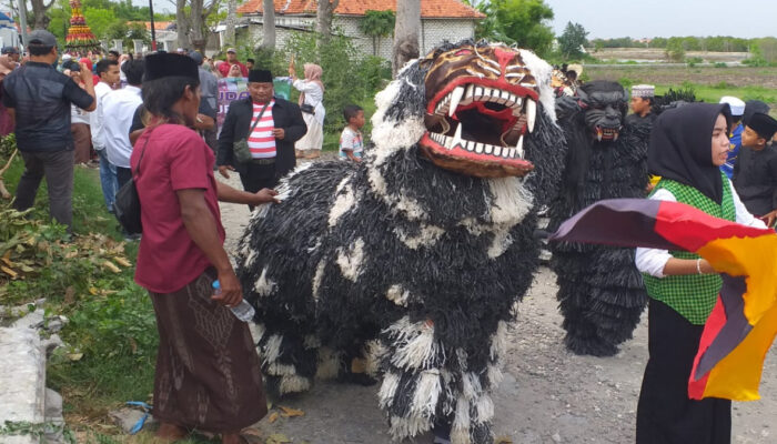 Kades Pangarengan Mochammad aksan mengenakan baju adat sakera ketika mengawal pemberangkatan kirab budaya mengelilingi Desa setempat.