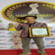 Kepala Cabang Dinas Pendidikan Provinsi Jawa Timur Wilayah Kabupaten Sampang, Madura, Mas’udi Hadiwijaya ketika menerima penghargaan sebagai tokoh pendidikan favorit.