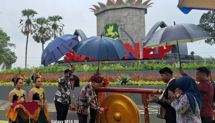 Fadli Zon Resmikan Tugu Keris Arya Wiraraja di Sumenep, Sebut Layak Jadi Ibu Kota Keris