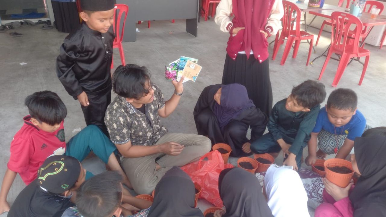 Dedikasi Muhamad Azhar Mahasiswa UNS Asal Blitar di Malaysia untuk Mengubah Pendidikan Anak PMI