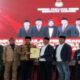 Ketua KPU Sampang Aliyanto menyerahkan dokumen pengesahan dan pengangkataan pasangan calon Bupati dan Wakil Bupati Sampang Tahun 2024 pada ketua DPRD Sampang Rudi Kurniawan di BPU, pada Jum'at (07/02/24).