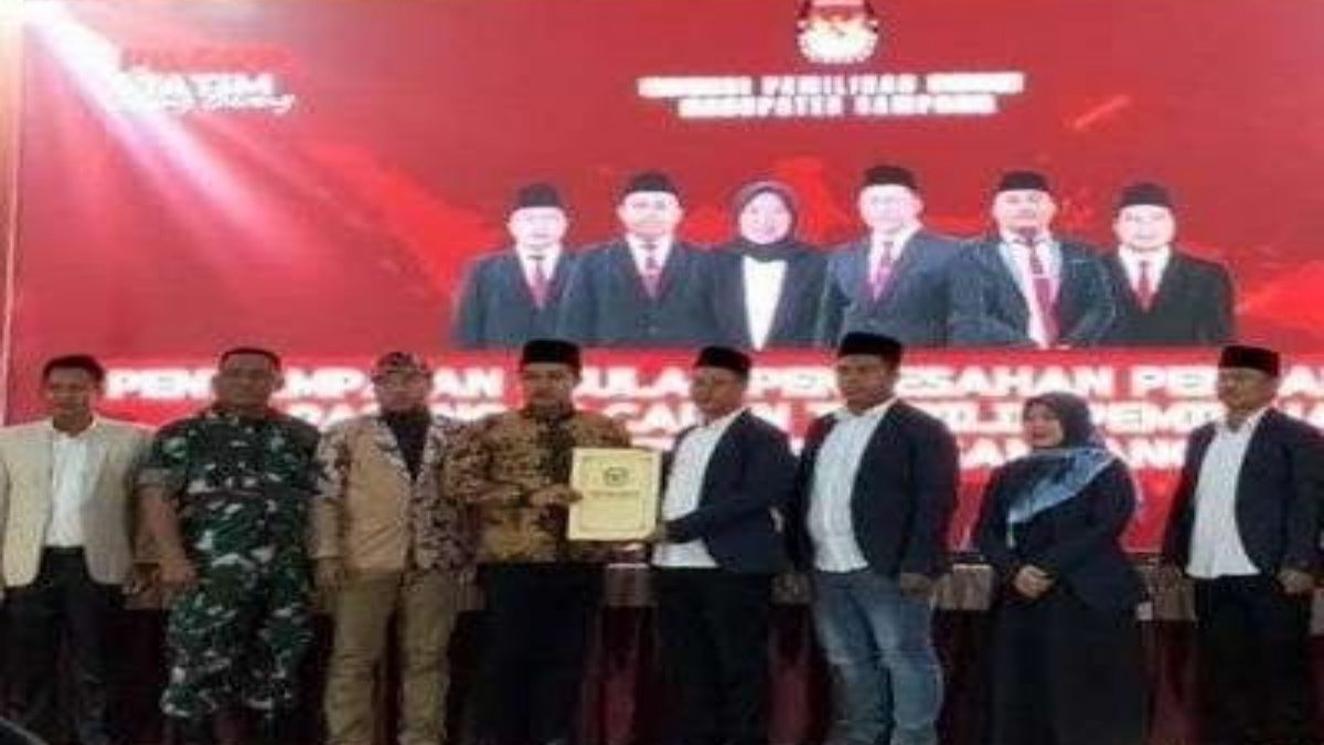 Ketua KPU Sampang Aliyanto menyerahkan dokumen pengesahan dan pengangkataan pasangan calon Bupati dan Wakil Bupati Sampang Tahun 2024 pada ketua DPRD Sampang Rudi Kurniawan di BPU, pada Jum'at (07/02/24).