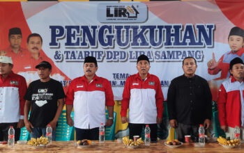 Bupati DPD Lira Kab. Sampang Mahrus Ali (paling kanan) berdiri berjejer dengan pembina DPD Lira sampang, Gubernur DPW lira jatim, dan Bupati DPD Lira Kabupaten Pamekasan dan Bangkalan.