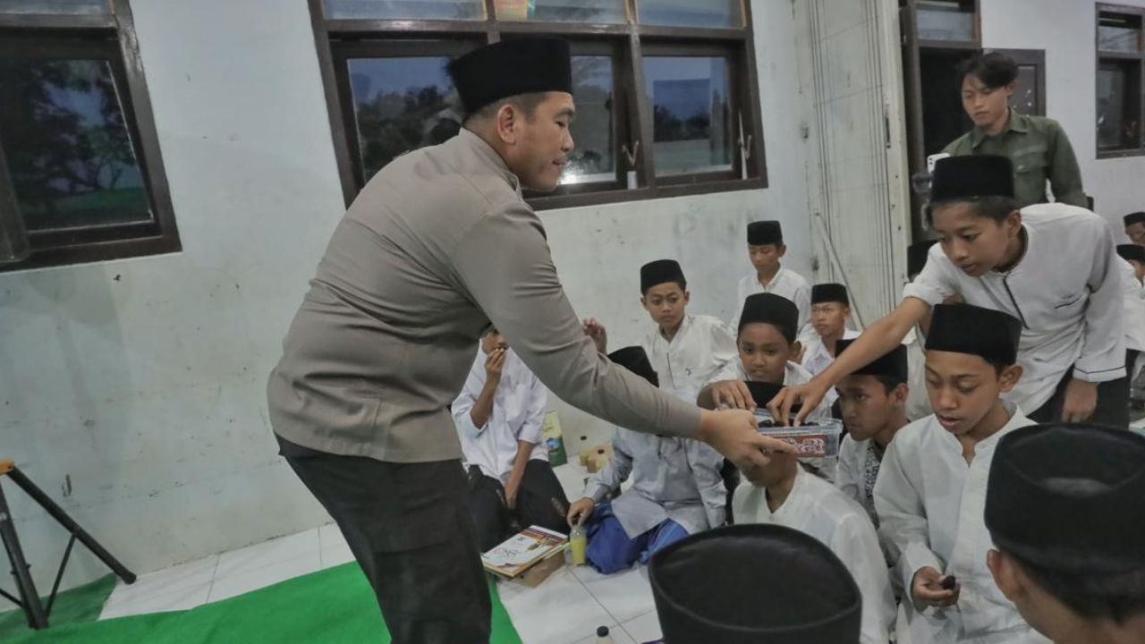 Kapolres Blitar Gelar Buka Puasa dan Silaturahmi dengan Santri Pondok Pesantren Al Falah Jeblog