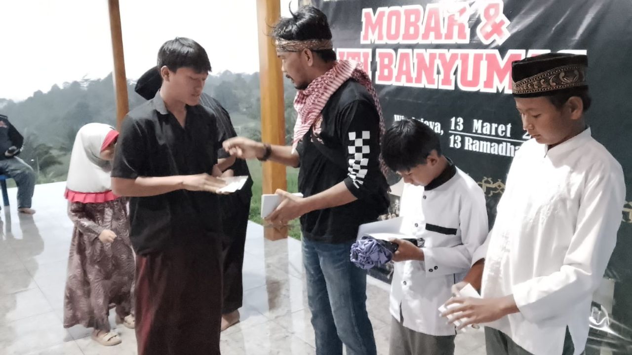 Bakti Sosial Ramadan, IJTI Banyumas dan Mobar Santuni Anak Yatim di Windujaya