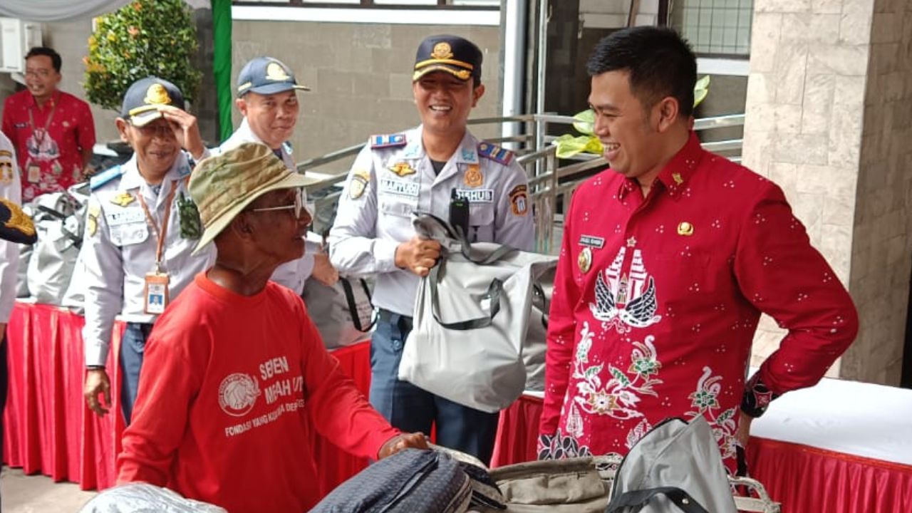 Blitar SAE, Mas Ibin Serahkan Bingkisan: Dukungan Nyata untuk Abang Becak dan Juru Parkir