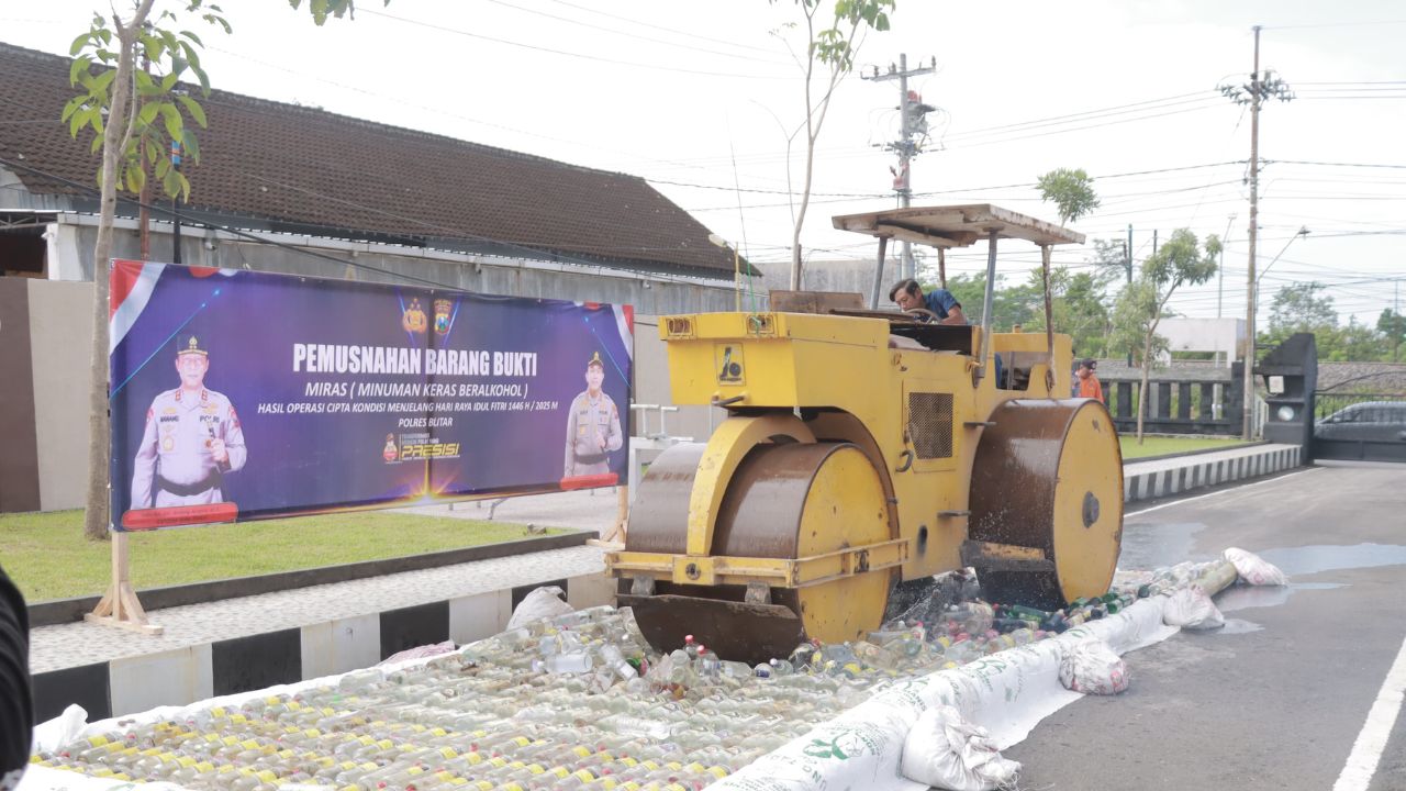 Polres Blitar Berantas Miras: Ribuan Botol Dihancurkan untuk Kesejahteraan Bersama