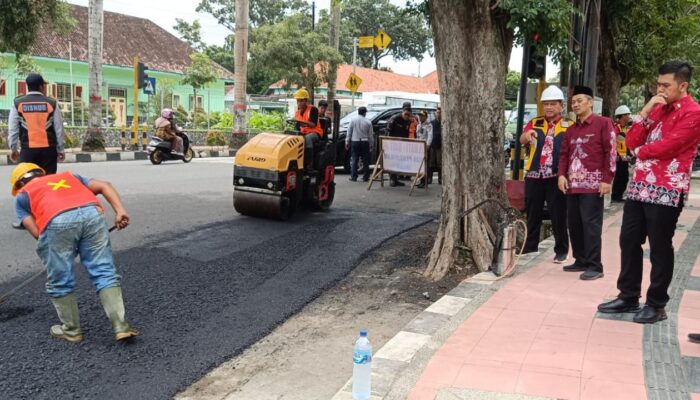 Blitar SAE, Mas Ibin Turun Pantau Perbaikan Jalan Utama Blitar Jelang Arus Mudik