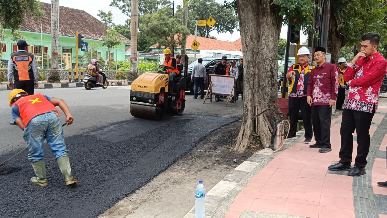 Blitar SAE, Mas Ibin Turun Pantau Perbaikan Jalan Utama Blitar Jelang Arus Mudik