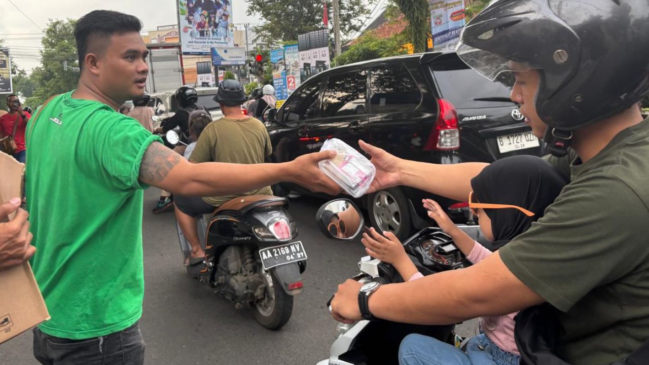 Ramadan Penuh Berkah: Brigade Joxzin Korwil Purworejo Bagikan Takjil