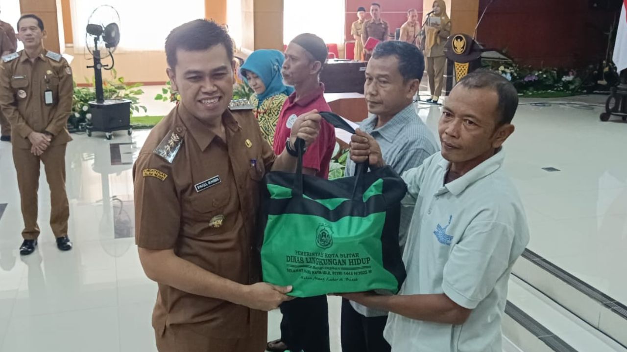 Blitar SAE, Mas Ibin Salurkan 400 Paket Bingkisan untuk Pejuang Kebersihan