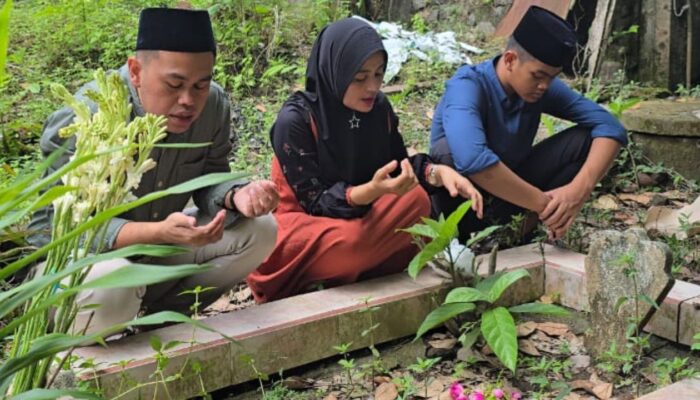 Jelang Idul Fitri 2025, Wali Kota Blitar Mas Ibin Nyekar ke Makam Leluhurnya