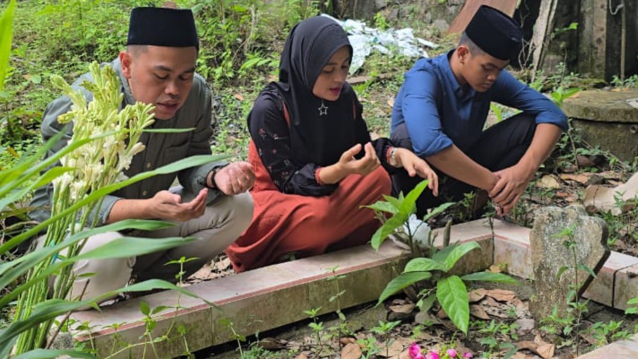 Jelang Idul Fitri 2025, Wali Kota Blitar Mas Ibin Nyekar ke Makam Leluhurnya