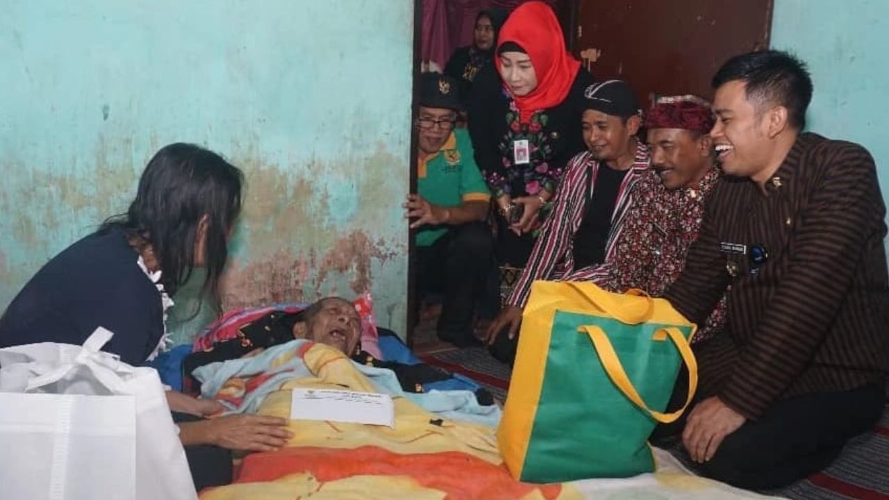 Blitar SAE, Terima Informasi dari Medsos, Mas Ibin Langsung Gercep Temui Lansia Sakit di Turi