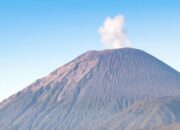 Empat Kali Erupsi dalam Sehari, Gunung Semeru Tingkatkan Status Waspada Empat Kali Erupsi dalam Sehari, Gunung Semeru Tingkatkan Status Waspada