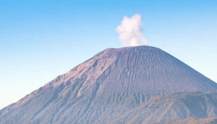 Empat Kali Erupsi dalam Sehari, Gunung Semeru Tingkatkan Status Waspada