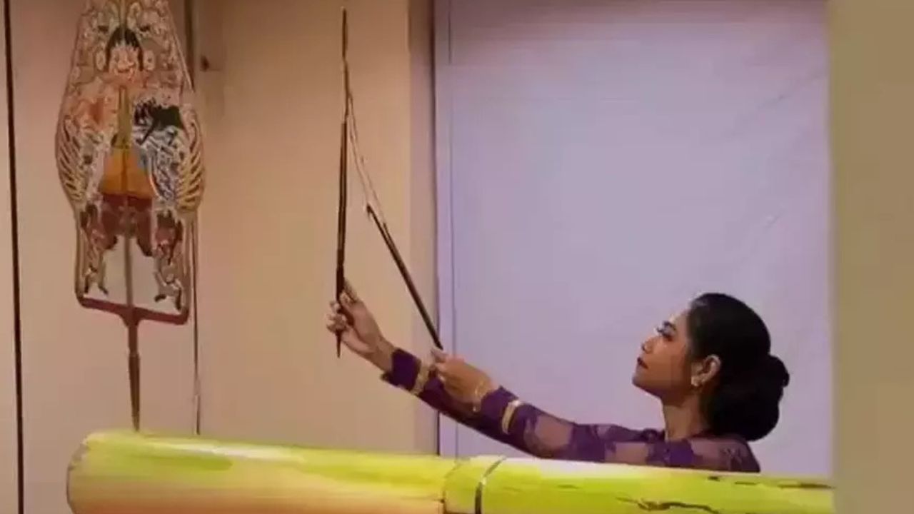 Rizki Rahma Nur Wahyuni Bawa Tradisi Wayang Kulit ke Era Modern sebagai Dalang Perempuan Asal Yogyakarta
