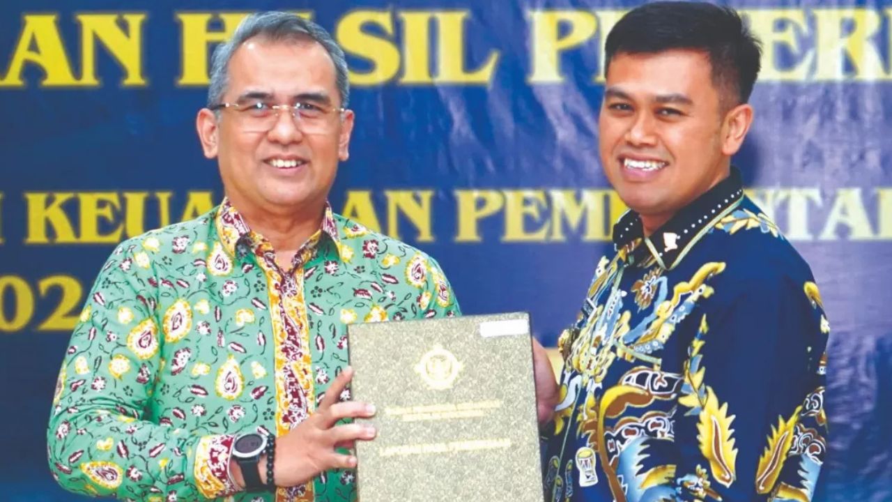 Hasil Pemeriksaan (LHP) atas Laporan Keuangan Pemerintah Daerah (LKPD) Tahun 2024, yang secara resmi diserahkan oleh Kepala BPK RI Perwakilan Jatim, Yuan Candra Djaisin, kepada Wali Kota Blitar, Syauqul Muhibbin (Mas Ibin), di kantor BPK Jatim di Sidoarjo pada Jumat, 2 Mei 2025.