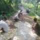 Masyarakat Desa Pakamban Daya Patungan Perbaiki Jalan Rusak