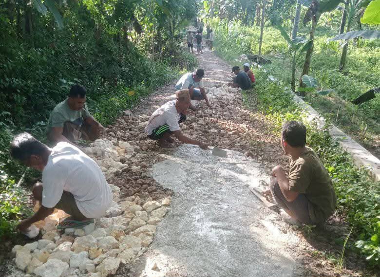 Masyarakat Desa Pakamban Daya Patungan Perbaiki Jalan Rusak
