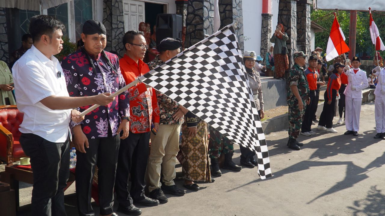 Wali Kota Blitar Syauqul Muhibbin Lepas Pawai Budaya Bersih Desa Kepanjenkidul 2025