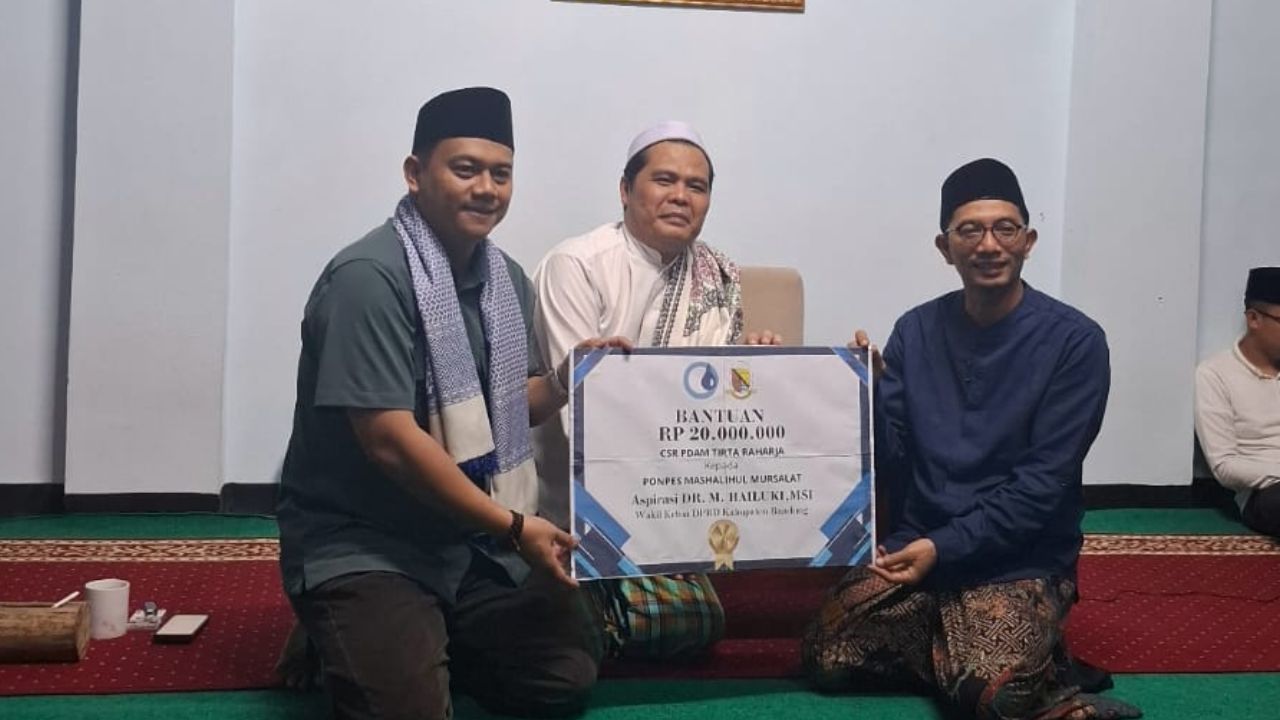 Ketum BMI dan Wakil Ketua DPRD Kabupaten Bandung Serahkan Bantuan CSR ke Pondok Pesantren Masholihul Mursyalat