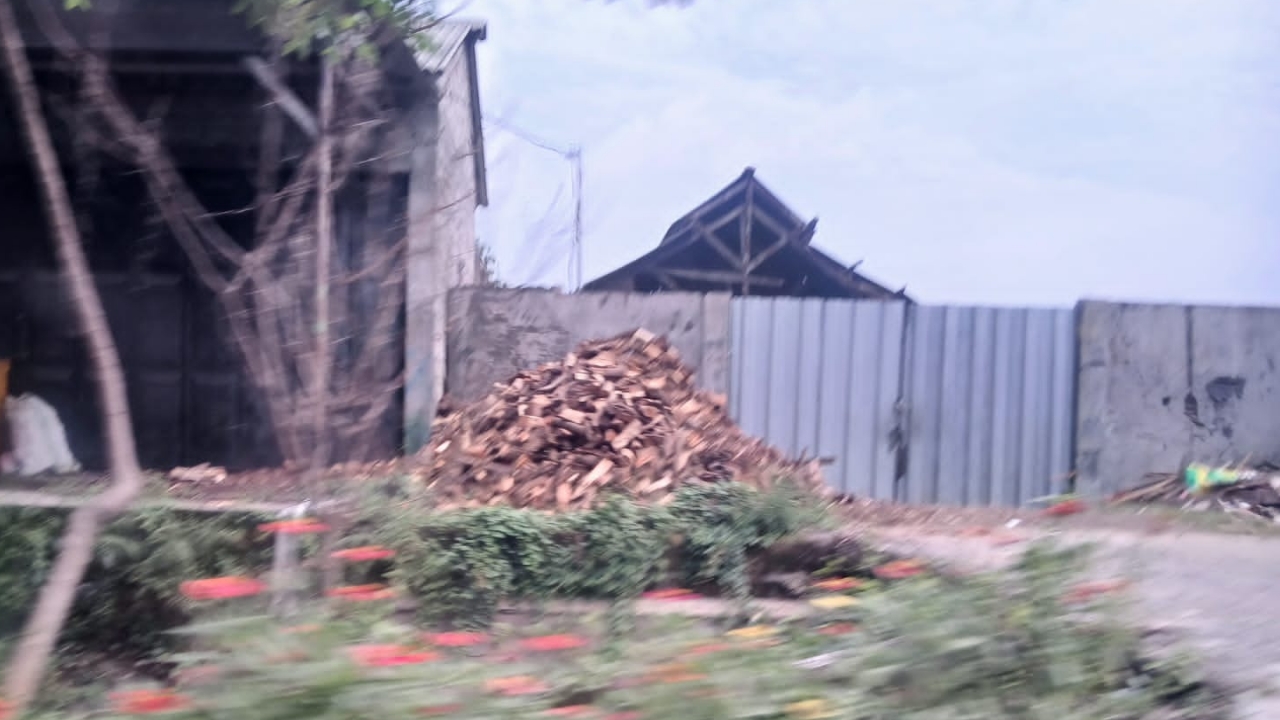 Pengusaha di Jombang Kebal Hukum? Warga Mengeluh, Limbah Beracun Dibakar Terang-terangan