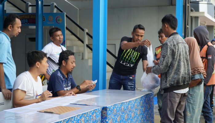 PLN UP3 Madura Salurkan Ribuan Daging Kurban di Momen Hari Raya Iduladha 1446 H