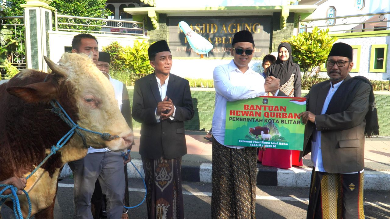 Wali Kota Blitar Mas Ibin Serahkan Sapi Kurban di Masjid Agung