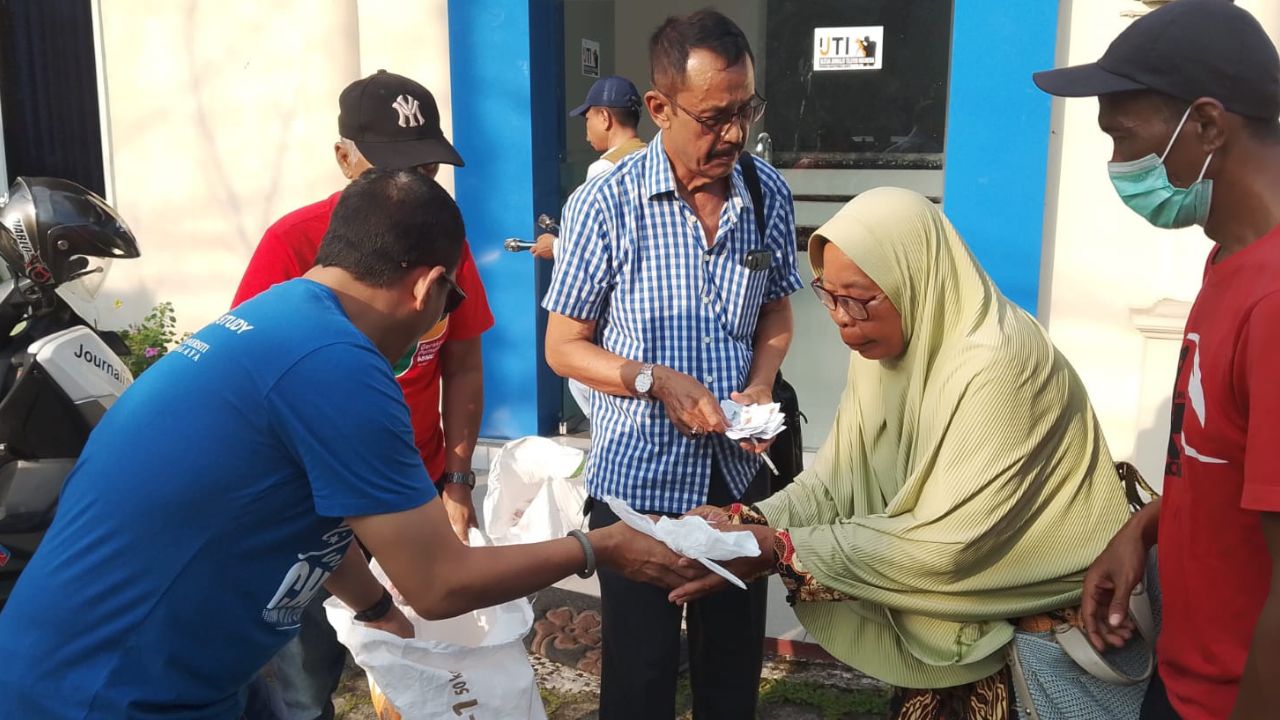 IJTI Korda Banyumas Raya Bagikan 200 Paket Daging Kurban untuk Tukang Becak di Purwokerto