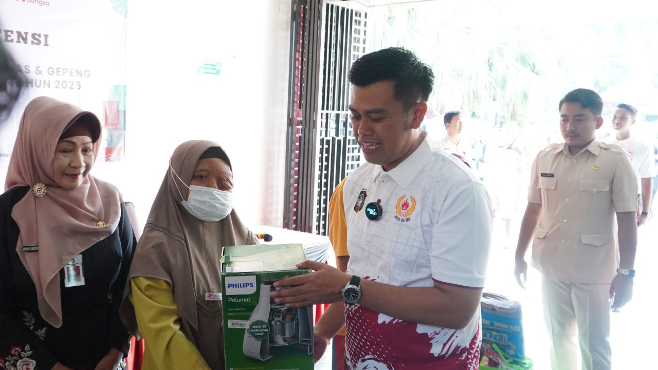 Wali Kota Blitar Mas Ibin Salurkan Bantuan PKH Plus dan PPKS, Tekankan Transformasi Menuju Kemandirian Warga