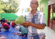 Kurangi Sampah Plastik, Masjid Rokhmatul Cilacap Barokah Manfaatkan Daun Jati untuk Bungkus Kurban