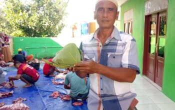 Kurangi Sampah Plastik, Masjid Rokhmatul Cilacap Barokah Manfaatkan Daun Jati untuk Bungkus Kurban