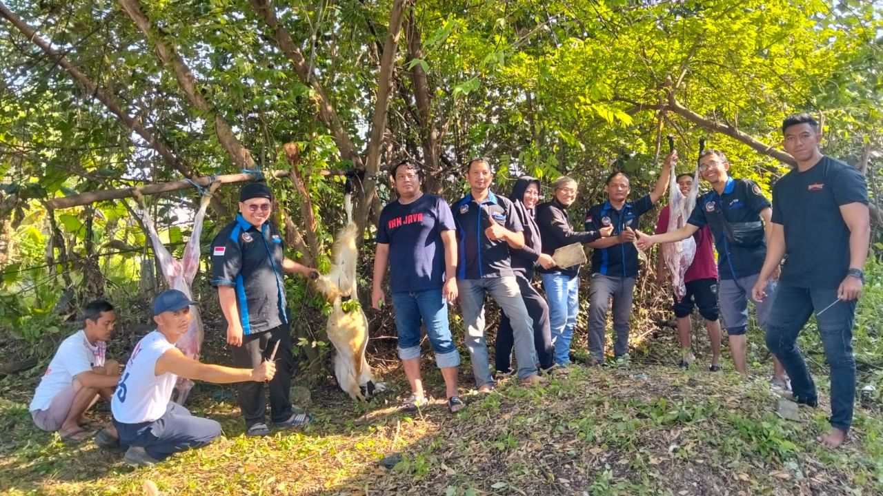 Kebersamaan Wartawan dan Ojol Sidoarjo dalam Aksi Kurban