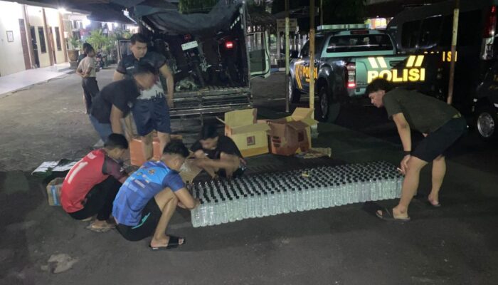 Bawa Ratusan Botol Arak Dua Warga Banyuwangi Diamankan Polres Blitar