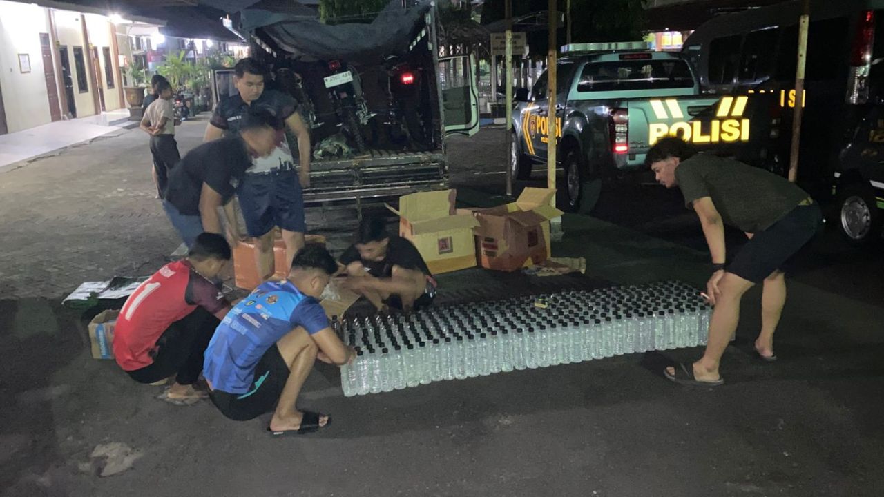 Bawa Ratusan Botol Arak Dua Warga Banyuwangi Diamankan Polres Blitar
