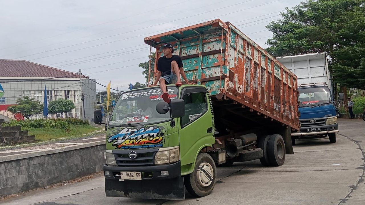 Ratusan Sopir Truk di Boyolali Protes Aturan Over Dimension Over Loading
