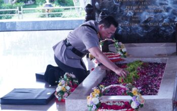 Kapolri Ziarah ke Makam Bung Karno Blitar: Refleksi Sejarah Jelang HUT Bhayangkara 79